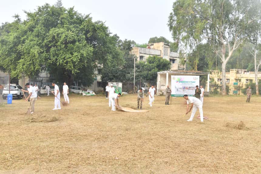#Swachh Bharat Abhiyan# has been organised by GC CRPF Jammu today. IG CRPF Jammu sector, DIGP GC Jammu &amp; other officers &amp;  personnel of Jammu based CRPF offices  contributed in cleaning the family quarters area of the GC.<a href="/crpfindia/">🇮🇳CRPF🇮🇳</a> <a href="/PMOIndia/">PMO India</a> <a href="/HMOIndia/">गृहमंत्री कार्यालय, HMO India</a> <a href="/DARPG_GoI/">DARPG 🇮🇳</a> <a href="/PIBHomeAffairs/">PIB - Ministry of Home Affairs</a>