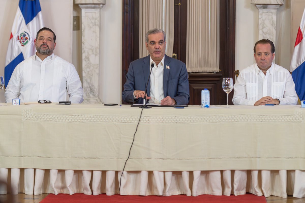 AmbienteRD's tweet photo. 🌿El presidente Luis Abinader, junto al Ministerio de Medio Ambiente, inicia el proceso de titulación en áreas protegidas.

Este paso blinda legalmente millones de m² y asegura que nuestros ecosistemas se conserven para las futuras generaciones. 

#MedioAmbienteRD #SINAP https://t.co/E0yBmg07ZX