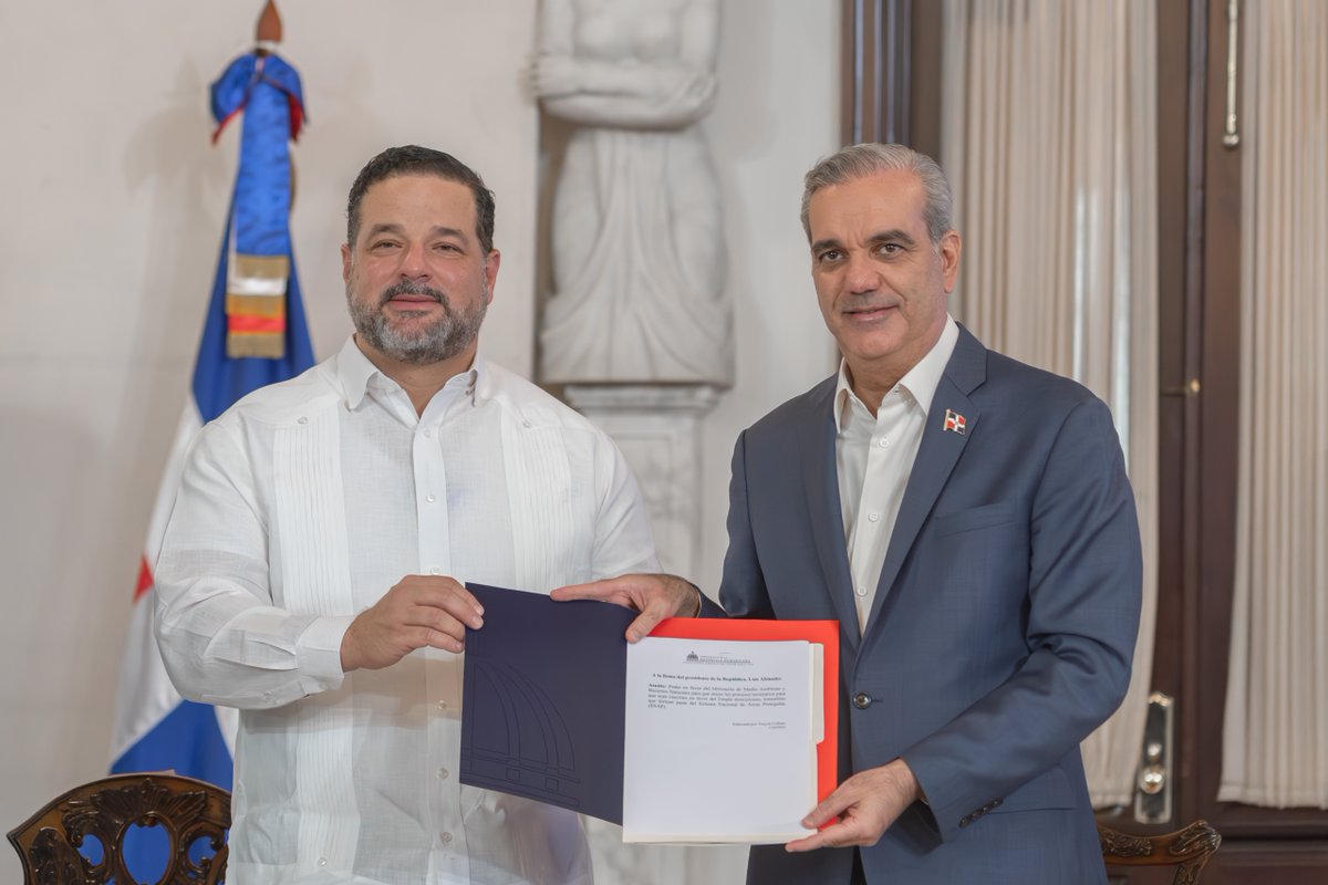 AmbienteRD's tweet photo. 🌿El presidente Luis Abinader, junto al Ministerio de Medio Ambiente, inicia el proceso de titulación en áreas protegidas.

Este paso blinda legalmente millones de m² y asegura que nuestros ecosistemas se conserven para las futuras generaciones. 

#MedioAmbienteRD #SINAP https://t.co/E0yBmg07ZX