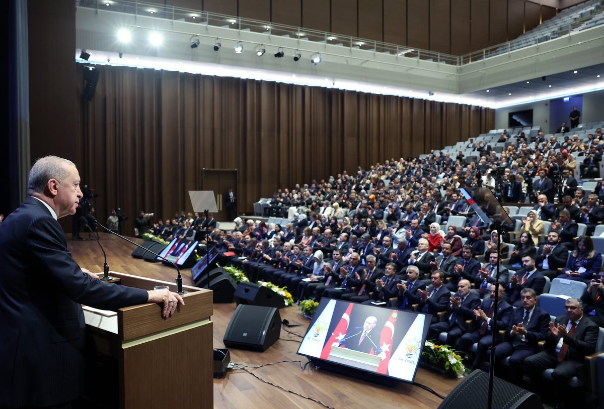 CeydaBC35's tweet photo. 📍AK Parti Genel Merkezi

Genel Başkanımız ve Cumhurbaşkanımız Sayın @RTErdogan’ın Başkanlığında gerçekleştirilen Genişletilmiş İl Başkanları Toplantısı’na katıldık.

#TürkiyeYüzyılı hedeflerimiz doğrultusunda, milletimizin beklentilerine karşılık verecek adımları kararlılıkla atmaya devam edeceğiz.