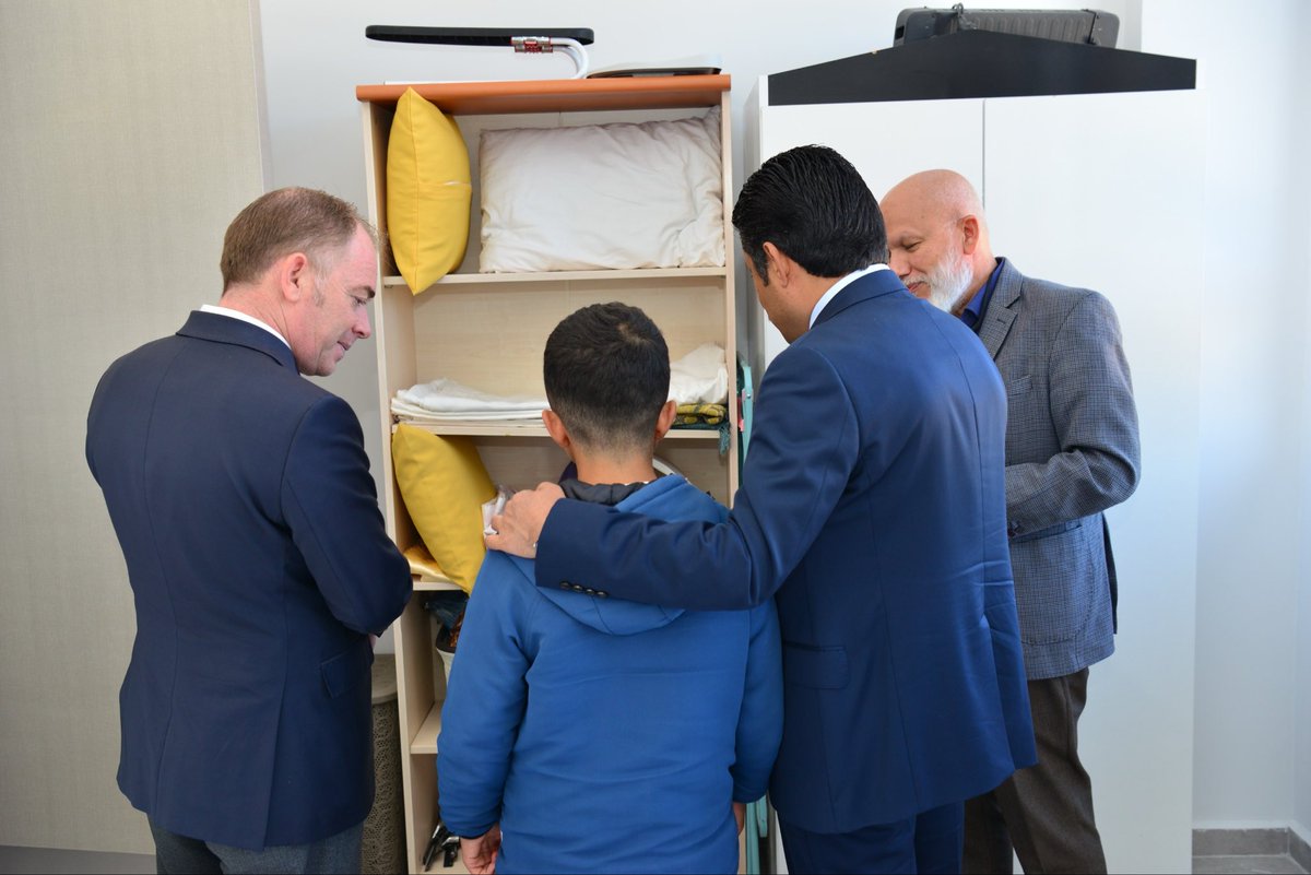 DemiryurekSefa's tweet photo. ✅Kırşehir Özel Eğitim Meslek Okulu
✅Vahide Hüseyin Karahan Uygulama Okulu (3. Kademe)

Yapımı tamamlanarak yeni binasına taşınan okullarımızda incelemelerde bulunarak bilgi aldım.

Kişisel gelişimlerini önemsediğimiz özel kardeşlerimiz geniş derslikleri, eğitim atölyeleri ve sosyal donatılarıyla son derece modern bir şekilde inşa edilen okulumuzda çağın gereklerine uygun olarak daha donanımlı ve nitelikli bir eğitim ortamına kavuşmuş oldu. 

Bu vesileyle, hepsi birbirinden yetenekli, hepsi birbirinden temiz kalpli öğrencilerimize başarılar diliyor, ulvi bir görevi üstlenen fedâkar öğretmenlerimize teşekkürlerimi sunuyorum.

☑️İş Eğitimi Atölyesi
☑️Müzik Atölyesi
☑️Konaklama ve Seyahat Hizmetleri Atölyesi
☑️El Sanatları Teknolojisi Atölyesi
☑️Mobilya ve Dekorasyon Atölyesi
☑️Görsel Sanatlar Atölyesi
☑️Spor Salonu

@tcmeb 
@KirsehirMEM 
#KırşehirinRuhuEğitim