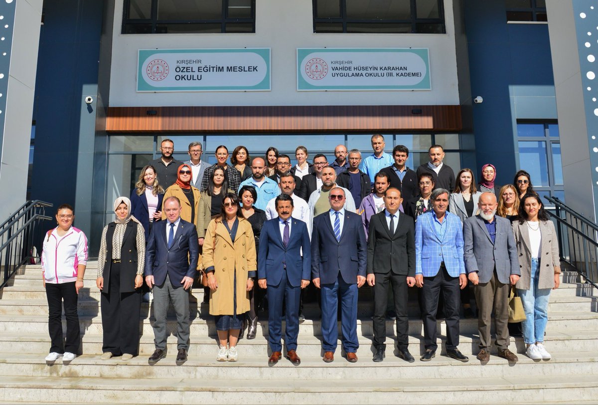 DemiryurekSefa's tweet photo. ✅Kırşehir Özel Eğitim Meslek Okulu
✅Vahide Hüseyin Karahan Uygulama Okulu (3. Kademe)

Yapımı tamamlanarak yeni binasına taşınan okullarımızda incelemelerde bulunarak bilgi aldım.

Kişisel gelişimlerini önemsediğimiz özel kardeşlerimiz geniş derslikleri, eğitim atölyeleri ve sosyal donatılarıyla son derece modern bir şekilde inşa edilen okulumuzda çağın gereklerine uygun olarak daha donanımlı ve nitelikli bir eğitim ortamına kavuşmuş oldu. 

Bu vesileyle, hepsi birbirinden yetenekli, hepsi birbirinden temiz kalpli öğrencilerimize başarılar diliyor, ulvi bir görevi üstlenen fedâkar öğretmenlerimize teşekkürlerimi sunuyorum.

☑️İş Eğitimi Atölyesi
☑️Müzik Atölyesi
☑️Konaklama ve Seyahat Hizmetleri Atölyesi
☑️El Sanatları Teknolojisi Atölyesi
☑️Mobilya ve Dekorasyon Atölyesi
☑️Görsel Sanatlar Atölyesi
☑️Spor Salonu

@tcmeb 
@KirsehirMEM 
#KırşehirinRuhuEğitim