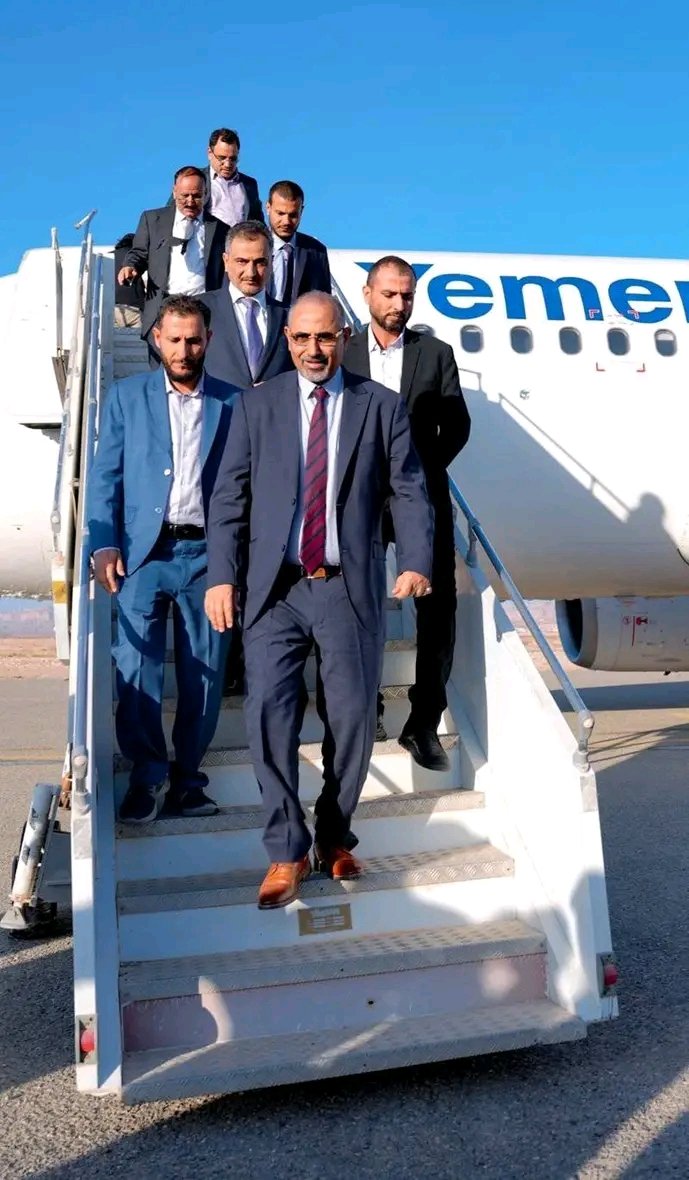 عاجل | وصول الرئيس القائد عيدروس قاسم الزُبيدي رئيس المجلس الانتقالي الجنوبي، إلى العاصمة عدن قادمًا من الامارات العربيه  بعد جولة عمل هامة.
الجماهير الجنوبية تستقبل قائدها الذي اعتاد أن يعود إلى أرضه وشعبه حاملًا معه بشائر النصر والتقدم.