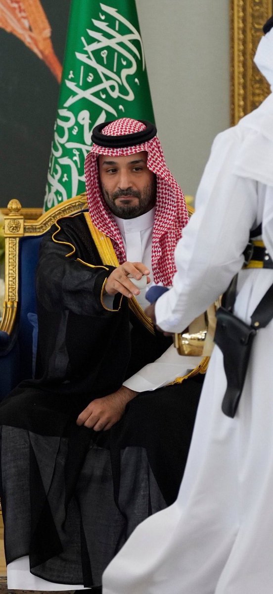 📸🇸🇦
فخامة الصورة تكفي وتختصر القيم السعودية الأصيلة..
ولي العهد وهو يتناول فنجان القهوة السعودية، رمز الكرم والضيافة، في مشهد يجمع العزة والهيبة تحت راية التوحيد، حيث الأصالة والقيادة في أبهى صورها.

#ولي_العهد
#فخر_السعوديين 
#السعودية