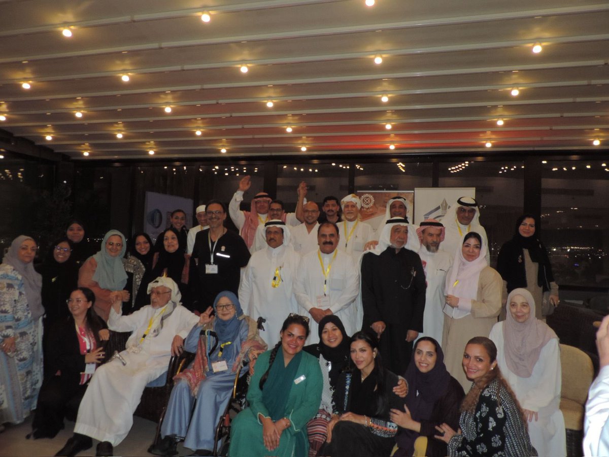 Saudi__Platform's tweet photo. نادي 6090 حياتي الجديدة ينظم اللقاء الـ52 ببرنامج نوعي وحضور مميز في جدة

جدة –
نظّم نادي 6090 حياتي الجديدة بمدينة جدة، يوم الأربعاء 1 أكتوبر 2025م، اللقاء الثاني والخمسين، في أجواء مفعمة بالبهجة والتواصل الإنساني، حيث استمتع المشاركون ببرنامج ثري جمع بين الترفيه والتثقيف وتنمية المهارات.

انطلقت الفعالية بالاستقبال والترحيب، أعقبها عدد من الألعاب التفاعلية التي أضفت أجواءً من الحماس والتشويق، تخللها توقّف لأداء صلاة المغرب. ثم تواصلت الفقرات المتنوعة التي شملت “خمسة قانون”، و”بدون كلام”، بالإضافة إلى فقرة “الخيال” التي حفزت الإبداع والتفكير خارج الصندوق.

كما تميز اللقاء بعرض خاص لفنون الأيكيدو اليابانية، الذي لاقى استحسان الحضور بما حمله من مزيج يجمع بين القوة الرياضية والانضباط الذهني، قبل أن تُختتم الفعالية بلحظات امتنان وتقدير للمشاركين.

ويعكف نادي 6090 حياتي الجديدة على إطلاق العديد من البرامج النوعية التي تنعكس إيجابًا على أعضائه وتُسهم في تعزيز جودة الحياة، في إطار رسالته الهادفة إلى تمكين أفراده من خوض تجارب جديدة ومُلهمة.
