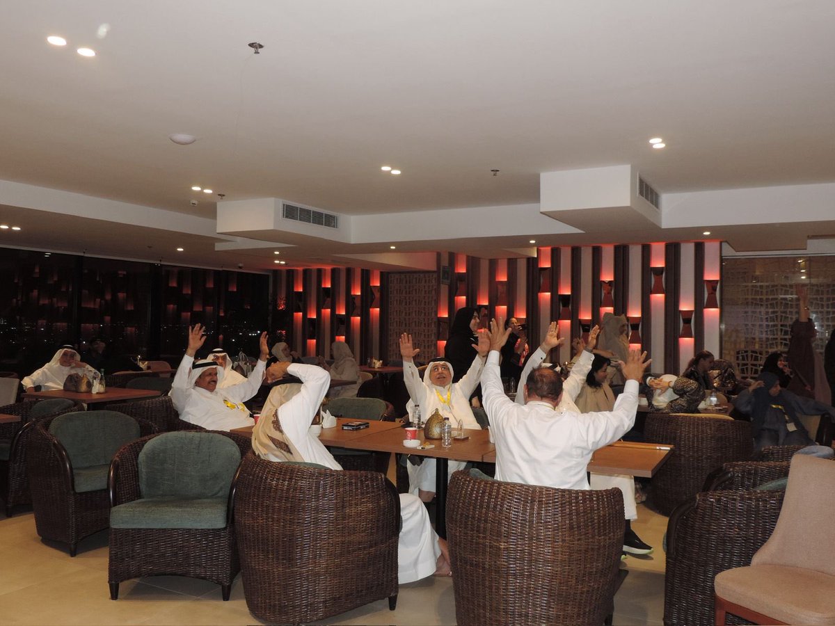 Saudi__Platform's tweet photo. نادي 6090 حياتي الجديدة ينظم اللقاء الـ52 ببرنامج نوعي وحضور مميز في جدة

جدة –
نظّم نادي 6090 حياتي الجديدة بمدينة جدة، يوم الأربعاء 1 أكتوبر 2025م، اللقاء الثاني والخمسين، في أجواء مفعمة بالبهجة والتواصل الإنساني، حيث استمتع المشاركون ببرنامج ثري جمع بين الترفيه والتثقيف وتنمية المهارات.

انطلقت الفعالية بالاستقبال والترحيب، أعقبها عدد من الألعاب التفاعلية التي أضفت أجواءً من الحماس والتشويق، تخللها توقّف لأداء صلاة المغرب. ثم تواصلت الفقرات المتنوعة التي شملت “خمسة قانون”، و”بدون كلام”، بالإضافة إلى فقرة “الخيال” التي حفزت الإبداع والتفكير خارج الصندوق.

كما تميز اللقاء بعرض خاص لفنون الأيكيدو اليابانية، الذي لاقى استحسان الحضور بما حمله من مزيج يجمع بين القوة الرياضية والانضباط الذهني، قبل أن تُختتم الفعالية بلحظات امتنان وتقدير للمشاركين.

ويعكف نادي 6090 حياتي الجديدة على إطلاق العديد من البرامج النوعية التي تنعكس إيجابًا على أعضائه وتُسهم في تعزيز جودة الحياة، في إطار رسالته الهادفة إلى تمكين أفراده من خوض تجارب جديدة ومُلهمة.