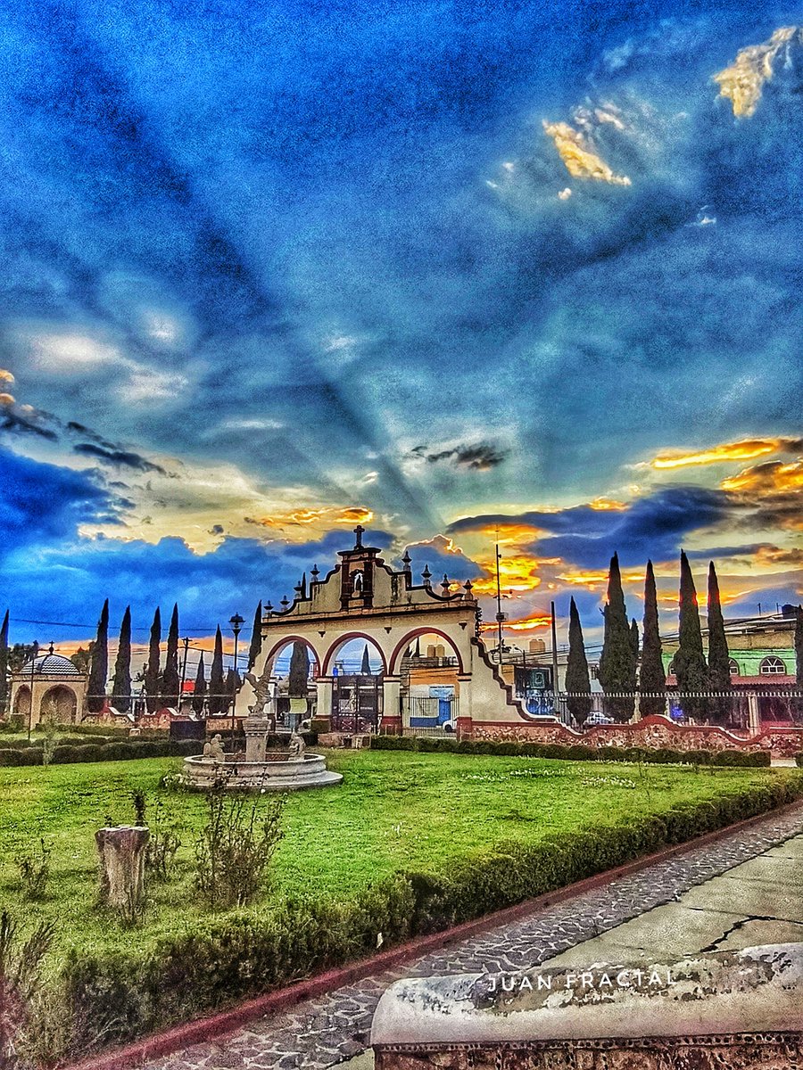 Bello atardecer desde un pueblo llamado Axapusco (cercano a las pirámides de Teotihuacan)  #Mexico 📷