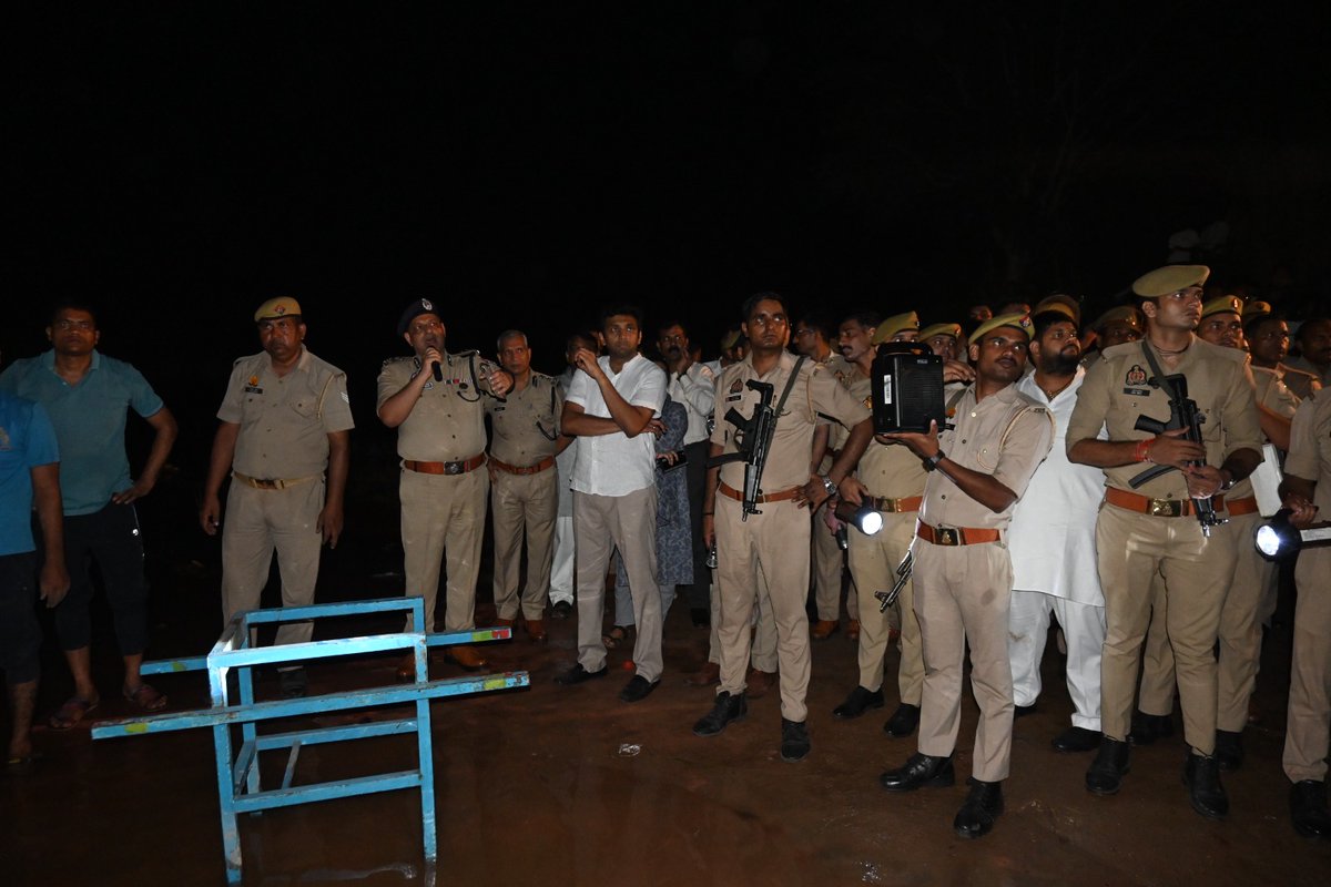 agrapolice's tweet image. पुलिस आयुक्त, आगरा @DeepakKumarIPS द्वारा अपर पुलिस आयुक्त, आगरा एवं जिलाधिकारी आगरा के साथ थाना खेरागढ़ क्षेत्र में उटंगन नदी में युवकों के डूबने के घटना स्थल का निरीक्षण किया। राहत और बचाव कार्य SDRF, पीएसी आगरा व इटावा की टीमें तथा स्थानीय गोताखोरों की मदद से वृहद स्तर पर…