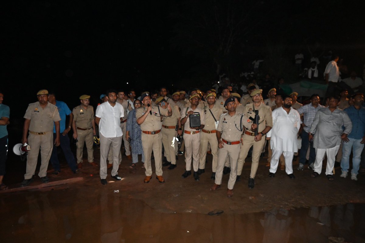 agrapolice's tweet image. पुलिस आयुक्त, आगरा @DeepakKumarIPS द्वारा अपर पुलिस आयुक्त, आगरा एवं जिलाधिकारी आगरा के साथ थाना खेरागढ़ क्षेत्र में उटंगन नदी में युवकों के डूबने के घटना स्थल का निरीक्षण किया। राहत और बचाव कार्य SDRF, पीएसी आगरा व इटावा की टीमें तथा स्थानीय गोताखोरों की मदद से वृहद स्तर पर…