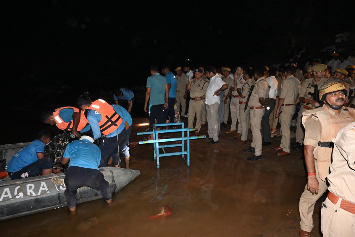 agrapolice's tweet image. पुलिस आयुक्त, आगरा @DeepakKumarIPS द्वारा अपर पुलिस आयुक्त, आगरा एवं जिलाधिकारी आगरा के साथ थाना खेरागढ़ क्षेत्र में उटंगन नदी में युवकों के डूबने के घटना स्थल का निरीक्षण किया। राहत और बचाव कार्य SDRF, पीएसी आगरा व इटावा की टीमें तथा स्थानीय गोताखोरों की मदद से वृहद स्तर पर…