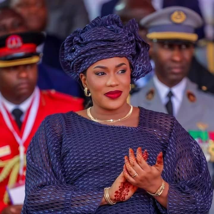 Absa Faye , née en 1993, est la deuxième épouse du président sénégalais  Bassirou Diomaye Faye. Elle est titulaire d'un master en gestion de l'École  supérieure polytechnique (ESP) de #Dakar, où elle