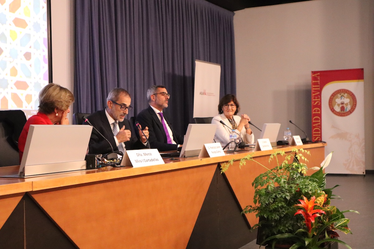 AeafaAbogados's tweet photo. @ramonquintano, @MerceMiraCor y @Maria_P_Galvan acompañan al magistrado Javier Pereda, de la A. P. de Barcelona, en su ponencia sobre cambio de custodia compartida a individual.
#AEAFA en #Sevilla. https://t.co/HOEaLZkNa9