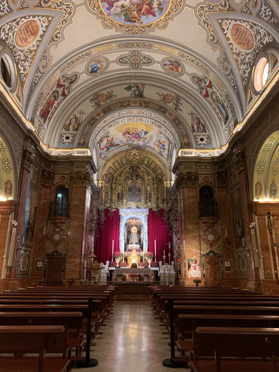 Salir de trabajar y que te espere Él.
Sin nadie, solo yo y Él.
La iglesia tranquila, en silencio, y esa paz que no se encuentra en otro lugar.