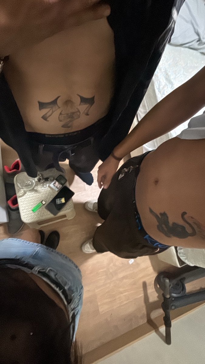 Dammmnnn333's tweet photo. Mi culito me llamó ayer para bajar a una fiesta y terminaron cachándome él y su amigo💋 https://t.co/hLRdty0E57