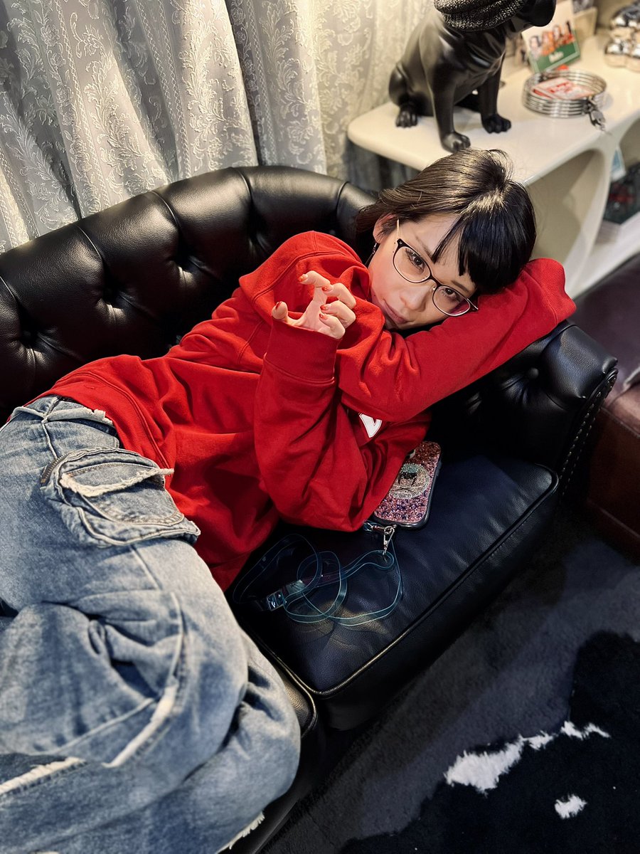 明日(もう今日)10/3(金)も #スナックゆみこ です。
みんな大好き！な、あの方とお待ちしています〜。

写真は水曜スナック営業後に、さっそく新しいソファーでゴロゴロする えり(明日はいません)。えりは次は11月末かな。