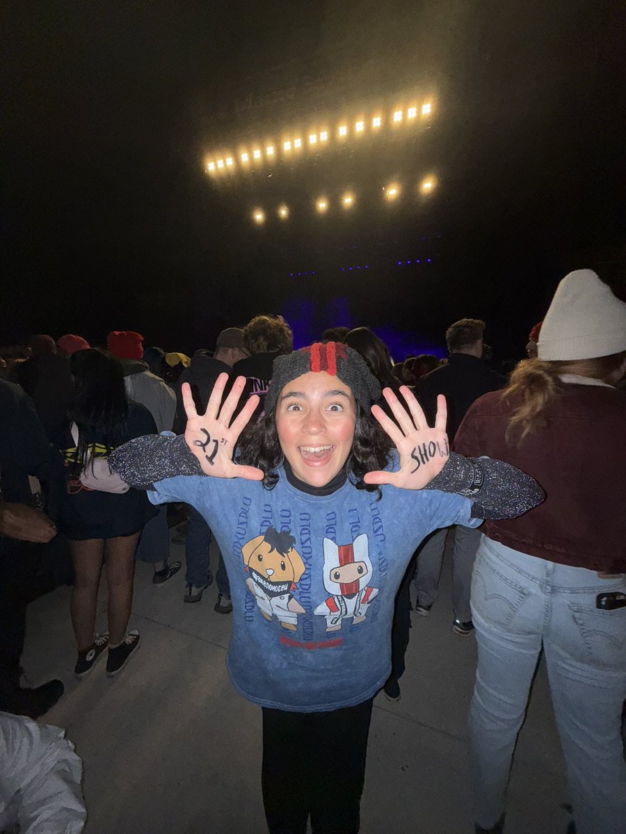 21 shows but i'd like a 22nd as well #greedy someone find me a jones beach breach pit ticket pretty please