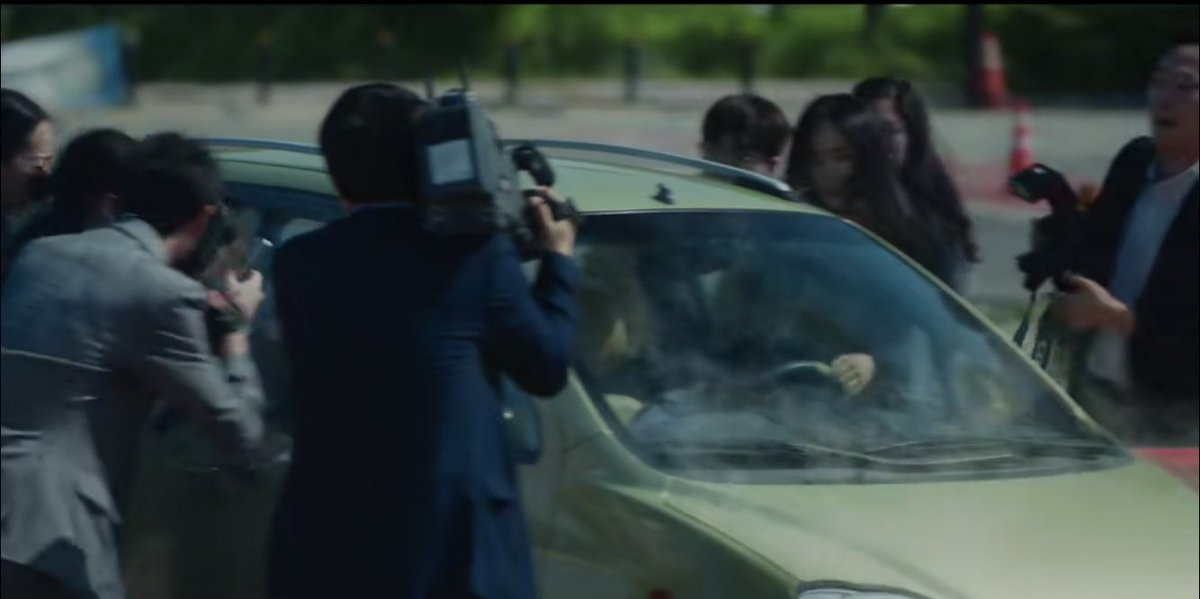 kdramagoddess_'s tweet photo. these reporters are crazy people.. they got into an accident and they’re still taking pictures??

#FirstLady #FirstLadyEp3 https://t.co/DmUfeqOYCm