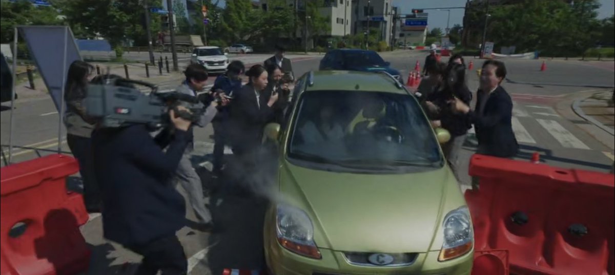 kdramagoddess_'s tweet photo. these reporters are crazy people.. they got into an accident and they’re still taking pictures??

#FirstLady #FirstLadyEp3 https://t.co/DmUfeqOYCm