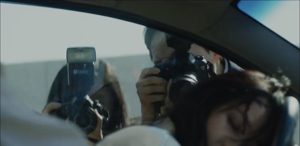 kdramagoddess_'s tweet photo. these reporters are crazy people.. they got into an accident and they’re still taking pictures??

#FirstLady #FirstLadyEp3 https://t.co/DmUfeqOYCm
