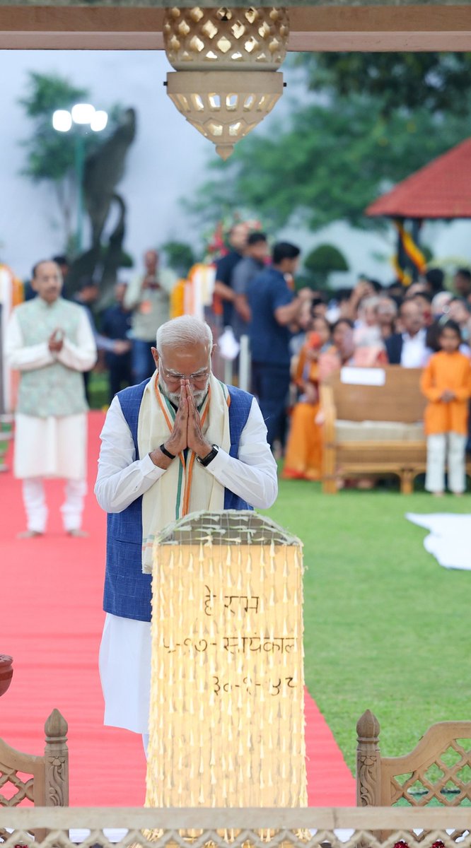 GandhiSmriti_'s tweet image. आज गांधी जयंती के अवसर पर गांधी स्मृति में सर्वधर्म प्रार्थना सभा आयोजित हुई, जिसमें उपराष्ट्रपति श्री सी. पी. राधाकृष्णन जी और प्रधानमंत्री श्री नरेंद्र मोदी जी ने श्रद्धांजलि अर्पित की। इस विशेष अवसर पर सुविख्यात गायक पद्मश्री अनूप जलोटा जी ने भक्ति संगीत प्रस्तुत किया।…