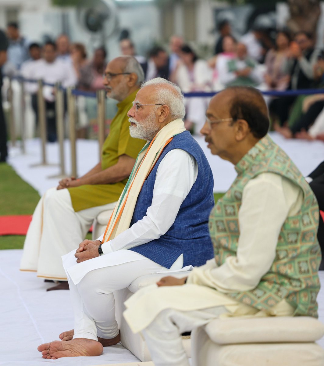 GandhiSmriti_'s tweet image. आज गांधी जयंती के अवसर पर गांधी स्मृति में सर्वधर्म प्रार्थना सभा आयोजित हुई, जिसमें उपराष्ट्रपति श्री सी. पी. राधाकृष्णन जी और प्रधानमंत्री श्री नरेंद्र मोदी जी ने श्रद्धांजलि अर्पित की। इस विशेष अवसर पर सुविख्यात गायक पद्मश्री अनूप जलोटा जी ने भक्ति संगीत प्रस्तुत किया।…