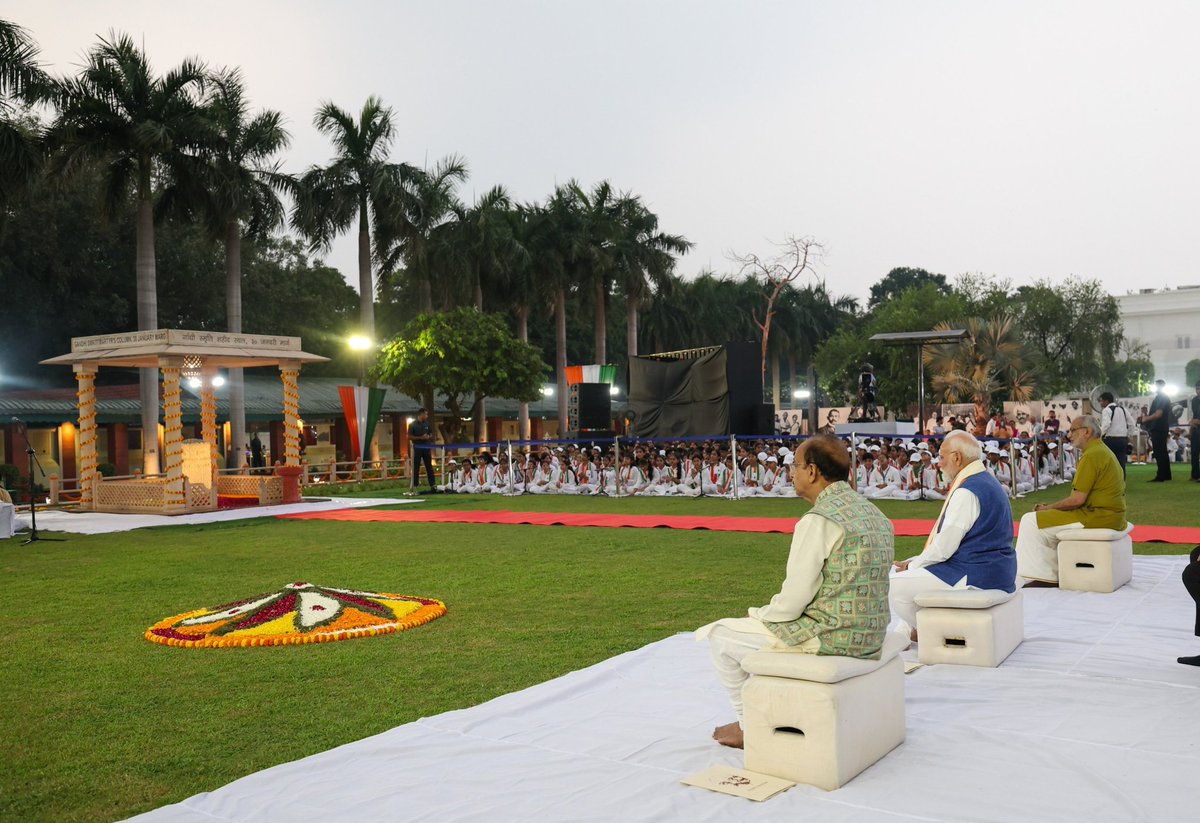 GandhiSmriti_'s tweet image. आज गांधी जयंती के अवसर पर गांधी स्मृति में सर्वधर्म प्रार्थना सभा आयोजित हुई, जिसमें उपराष्ट्रपति श्री सी. पी. राधाकृष्णन जी और प्रधानमंत्री श्री नरेंद्र मोदी जी ने श्रद्धांजलि अर्पित की। इस विशेष अवसर पर सुविख्यात गायक पद्मश्री अनूप जलोटा जी ने भक्ति संगीत प्रस्तुत किया।…