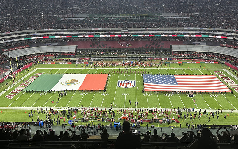 Se cumplen 20 años de este histórico momento en México! El día que la NFL decidió salir de Estados Unidos en temporada regular y lo hizo en nuestro país. Inolvidable ese Cardinals 49ers 👏🏼