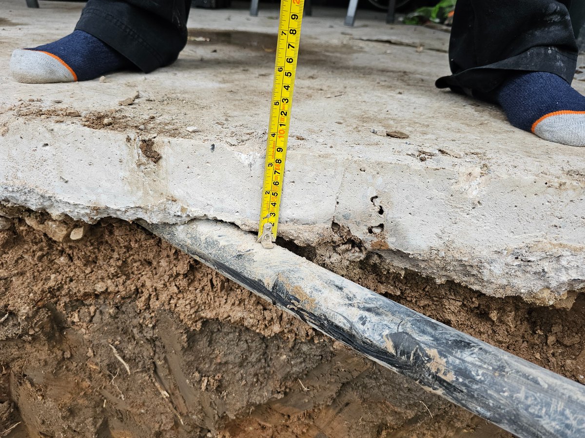 hubmaker's tweet image. Very close call today. Who at #Norweb said 'it'll do'? Job stopped. @ElectricityNW on their way. #sthilsaw #closecall @yellowwelliesuk