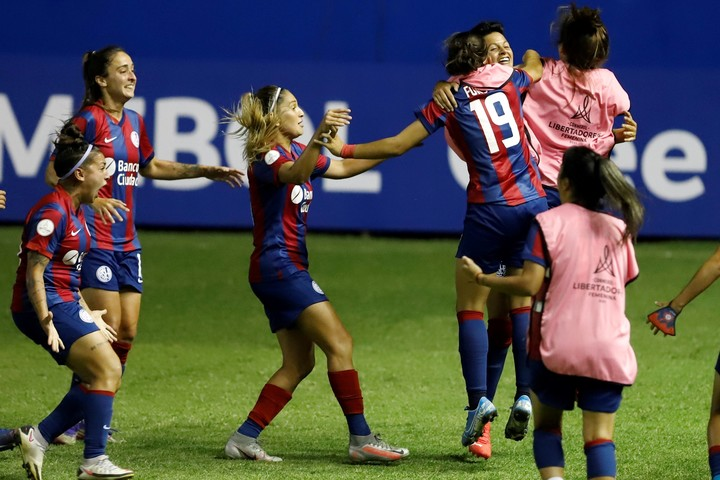 comunidadcuerva's tweet photo. San Lorenzo vuelve a jugar la Libertadores Femenina y la manija que le da el club es practicamente nula.

Se juega en Banfield y en Moron y las entradas estan $10.000, podríamos meter muchisima gente.

Darle difusion no costaria nada, pero seguimos en el limbo. https://t.co/Bz1MHH8akA