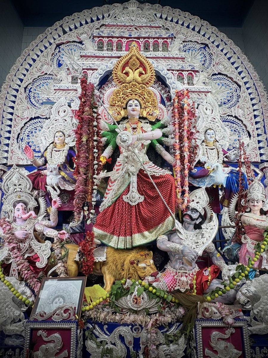 DiannaSahu's tweet photo. Just one of the many examples of Cuttack’s finest silver and gold filigree craftsmanship. You get a glimpse of it only once in a year - Durga Puja. 

#Cuttack #Ranihat #DurgaPuja #Heritage #Craftsmanship #Filigree #Handicraft #Odisha https://t.co/pGdLJ35TMA
