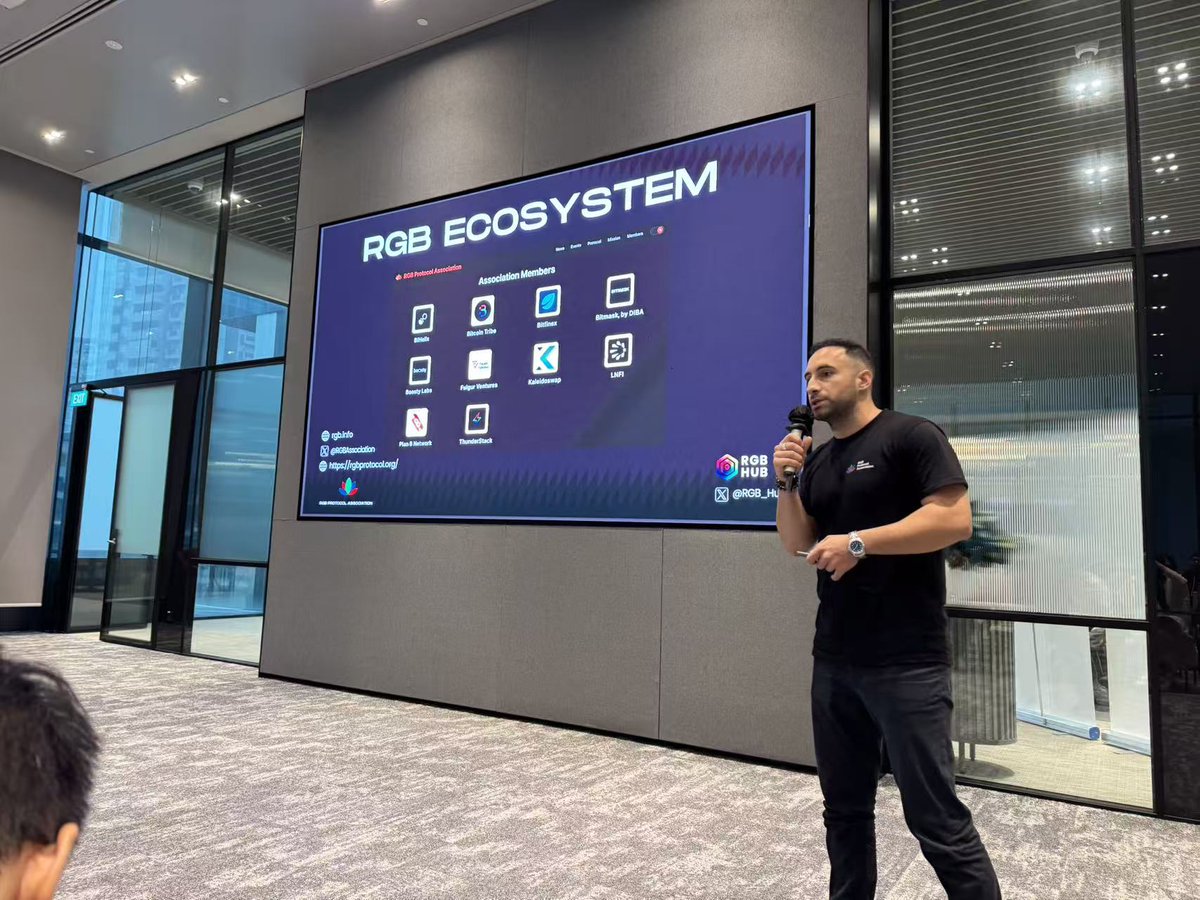 BiHelix_'s tweet image. Bibo @beeblebrox_G &apos;s insights shared today at #Lightning 2049🇸🇬

Here’s why multi-assets on Bitcoin matter — and how Bihelix is building the rails for the native ecosystem 🧵

1️⃣ Bitcoin needs multi-assets.
Halvings shrink mining rewards — only transactions can sustain Bitcoin…