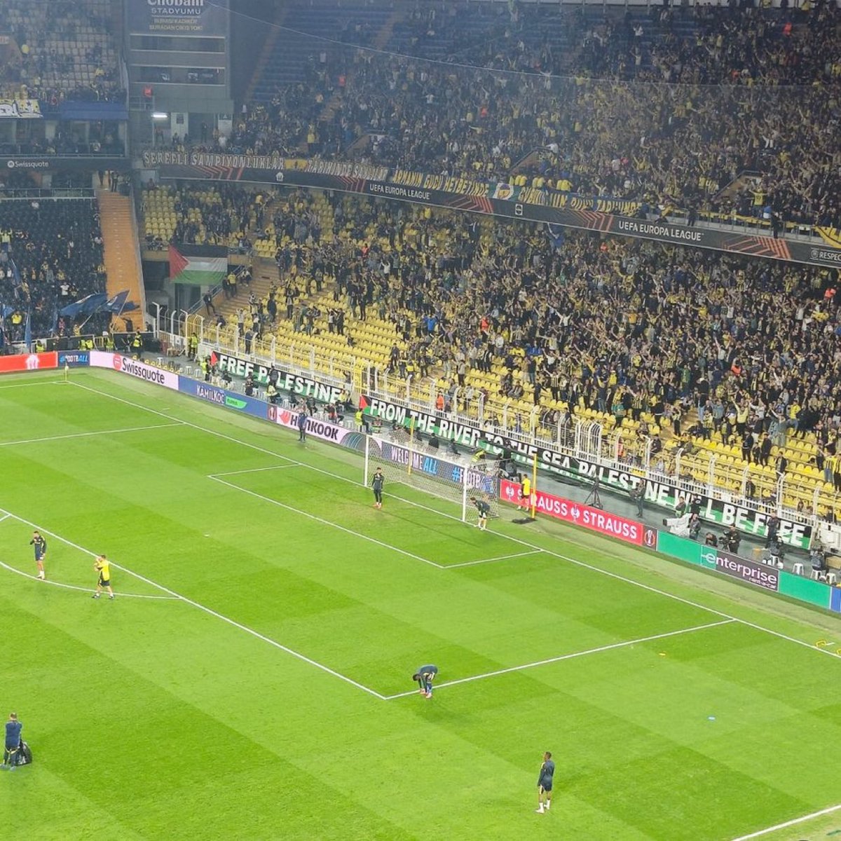 Fenerbahçe tribünlerine asılan pankart:

"Nehirden denize Filistin özgür olacak."