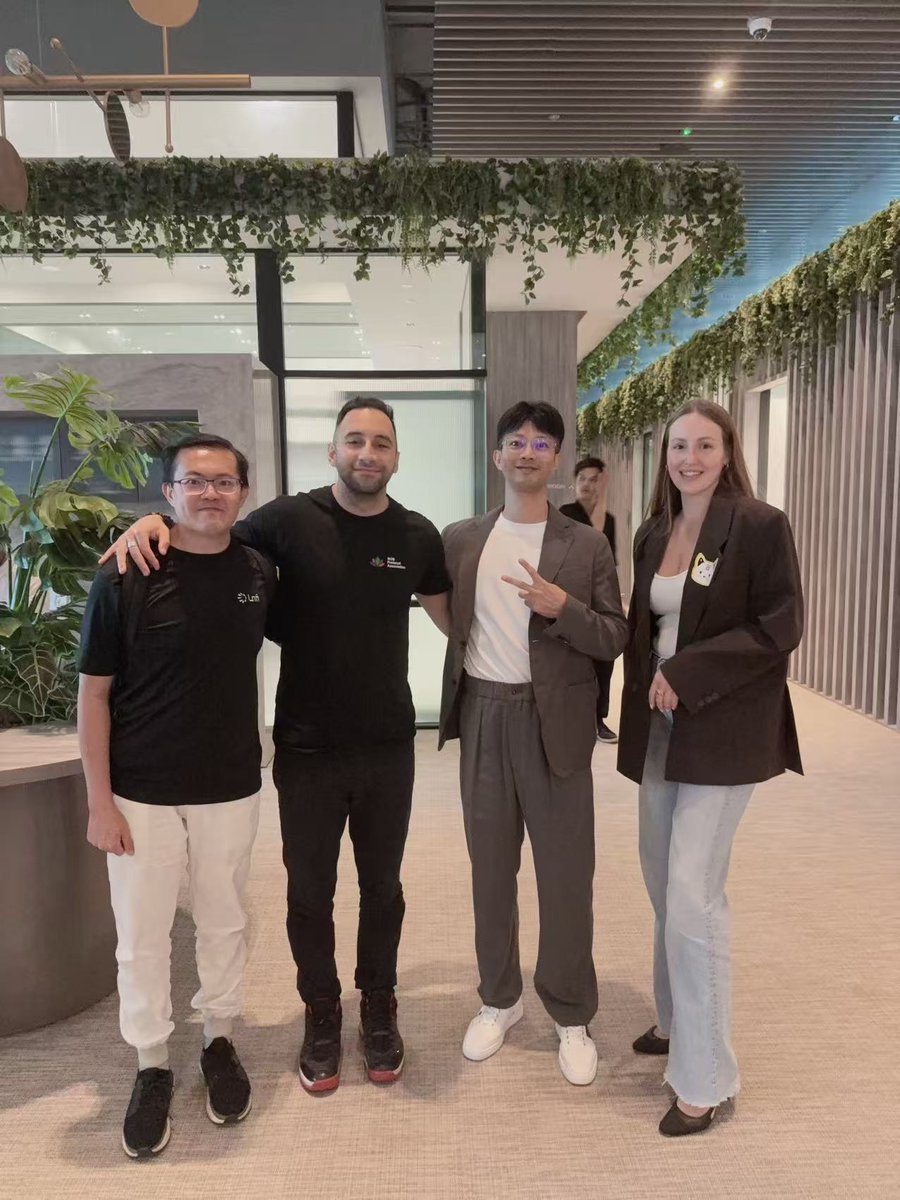 BiHelix_'s tweet image. Bibo @beeblebrox_G &apos;s insights shared today at #Lightning 2049🇸🇬

Here’s why multi-assets on Bitcoin matter — and how Bihelix is building the rails for the native ecosystem 🧵

1️⃣ Bitcoin needs multi-assets.
Halvings shrink mining rewards — only transactions can sustain Bitcoin…