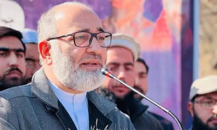 دلیری- صبر اور استقامت- پاکستانیوں کی ڈھیروں دعائیں ساتھ ھیں- 

انشاء اللہ خیر!