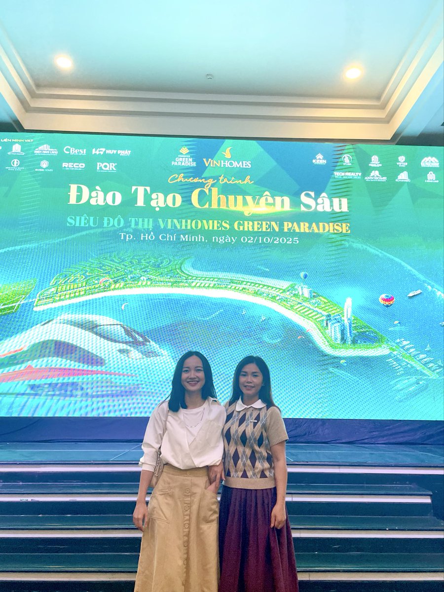 VanHo111's tweet photo. 10 năm trong nghề, YV đã “sưu tập” đủ loại dự án, mỗi nơi như một bức tranh: trầm, rực rỡ. Green Paradise lần này quét gam màu khiến em phải “ngó nghiêng mỏi cổ” 😀. Niềm tin vẫn vẹn nguyên: thương hiệu Việt có thể tỏa sáng toàn cầu.
#VinhomesGreenParadise https://t.co/tsu6eUTsVB