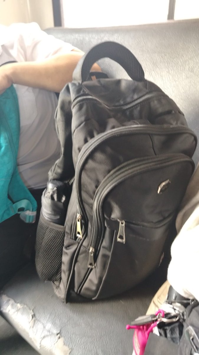 ElFantasma_Sv's tweet photo. Mochila negra dejada en bus de la 40A, el joven se bajo a la altura de la ceiba de Guadalupe y la olvidó, la persona de este número se la llevo para su trabajo, para poder entregársela llamar al tel 71036293
@alertux @ddovia @Davicitosv
#ServicioALaComunidad
#TuitaEsServicio https://t.co/xvhrIPgmrt