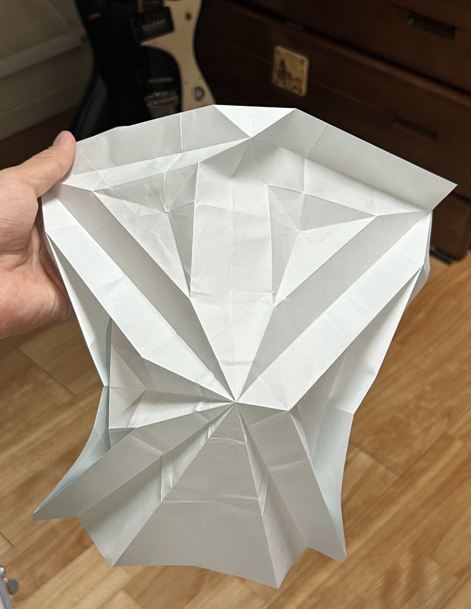 dmc_origami's tweet photo. 基本形は至ってシンプルで、鶴蛙を縦にずらしただけ https://t.co/AYTmct78jK