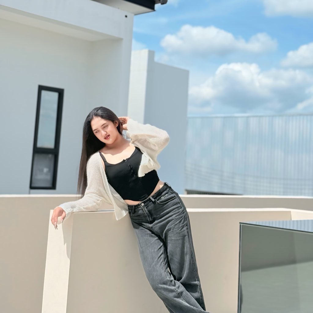 Hello October.  🌻🤍
       The month of my birth!.🍾 

#พิษณุโลก #พิดโลก #มอนอ