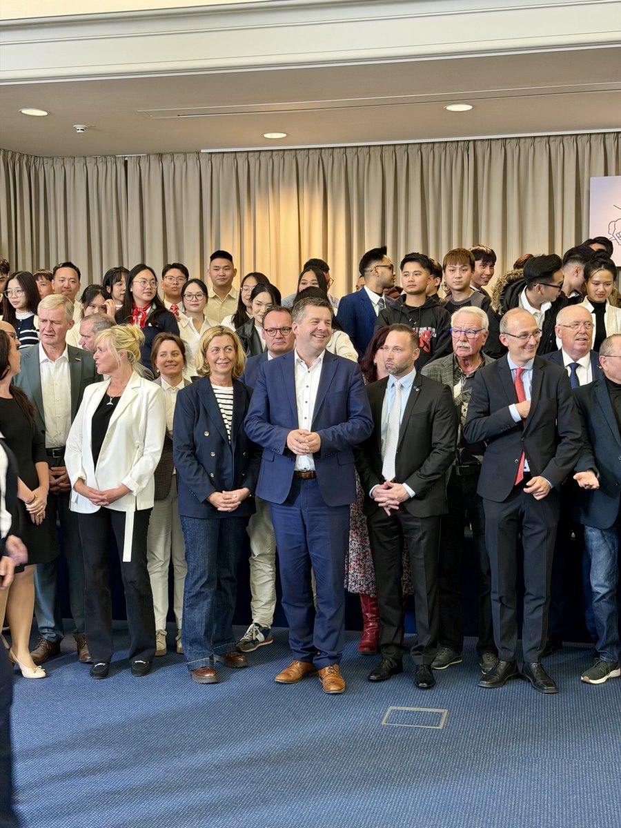 MWL_LSA's tweet photo. 👋 Willkommen in Sachsen-Anhalt! Der neue Jahrgang des Projekts #VIETHOGA startet in Magdeburg. Wirtschaftsminister Sven Schulze begrüßt die #Azubis aus #Vietnam, die mit viel Motivation & einem B2-Sprachzertifikat ihren Weg in ein neues Leben beginnen. 🌍✨ #Fachkräfteinitiative https://t.co/5Hysr9dkVl