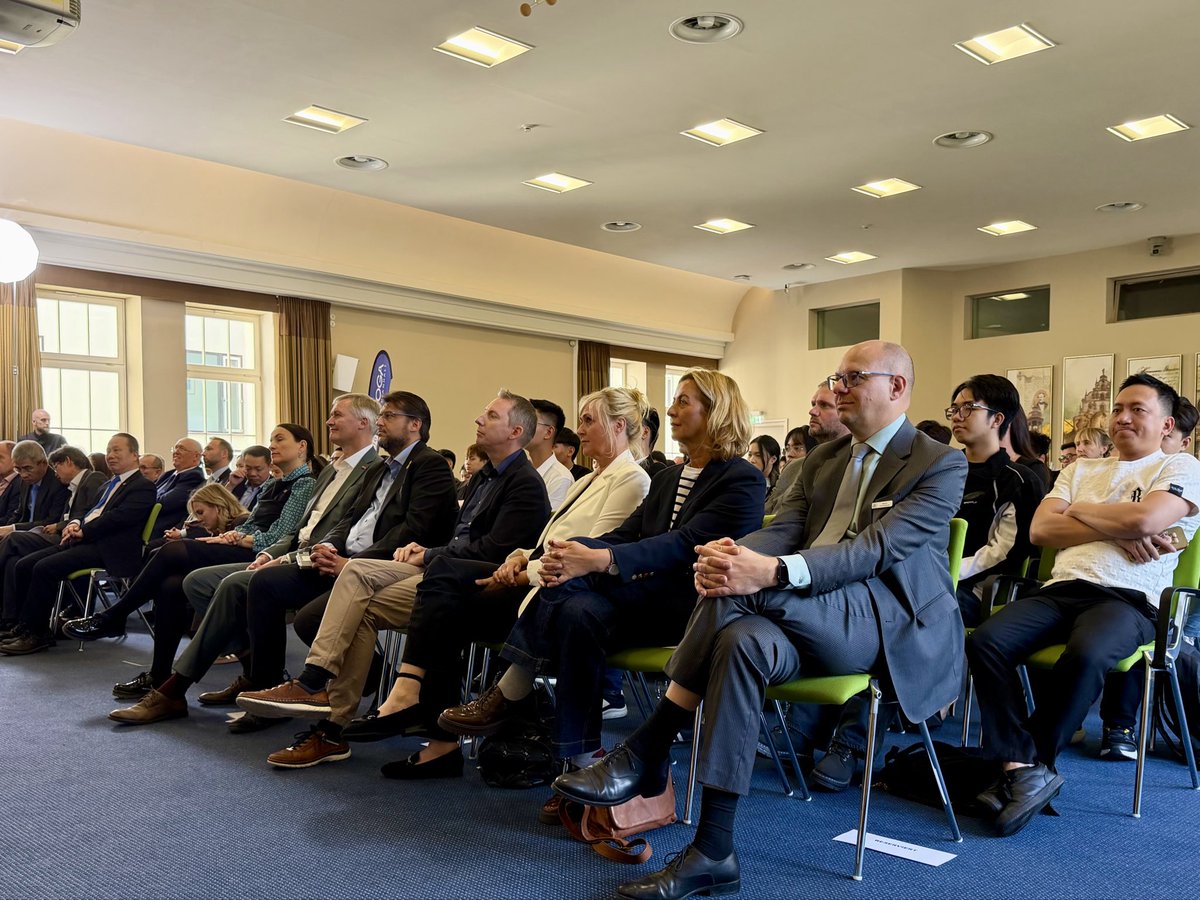 MWL_LSA's tweet photo. 👋 Willkommen in Sachsen-Anhalt! Der neue Jahrgang des Projekts #VIETHOGA startet in Magdeburg. Wirtschaftsminister Sven Schulze begrüßt die #Azubis aus #Vietnam, die mit viel Motivation & einem B2-Sprachzertifikat ihren Weg in ein neues Leben beginnen. 🌍✨ #Fachkräfteinitiative https://t.co/5Hysr9dkVl