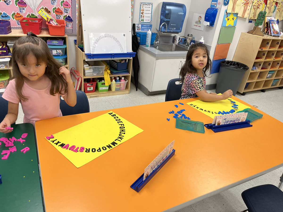 vaviles01's tweet photo. literacy stations #ESLAcademyrocks #patriotpride https://t.co/dw9wWJPMPN