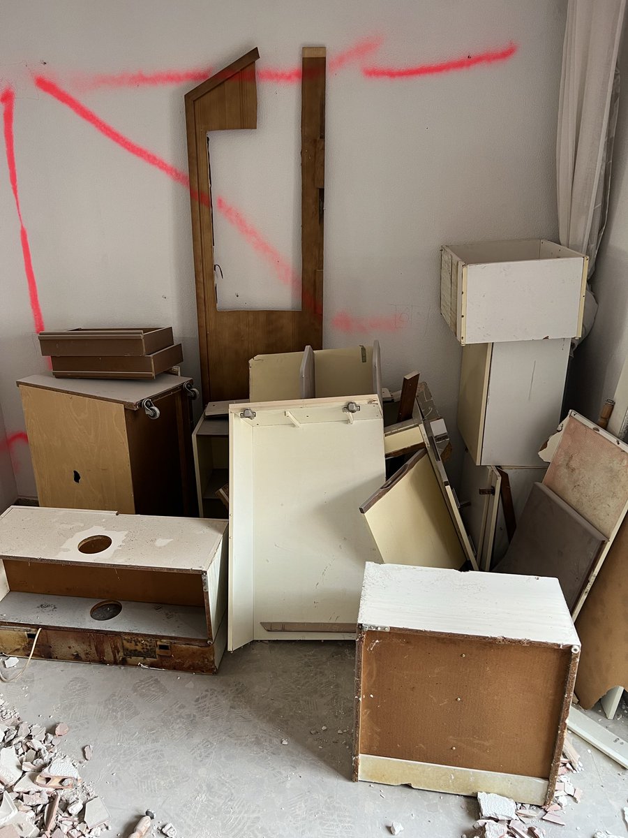 Una semana intentando concertar una recogida de residuos por parte de <a href="/LipasamSevilla/">Lipasam</a> UNA SEMANA!! Ni por teléfono, ni con el enlace web ni nada… <a href="/eveliarincon/">Evelia Rincón</a> después dice usted que la gestión es impecable!! Un desastre absoluto!! <a href="/Ayto_Sevilla/">Ayuntamiento de Sevilla</a>