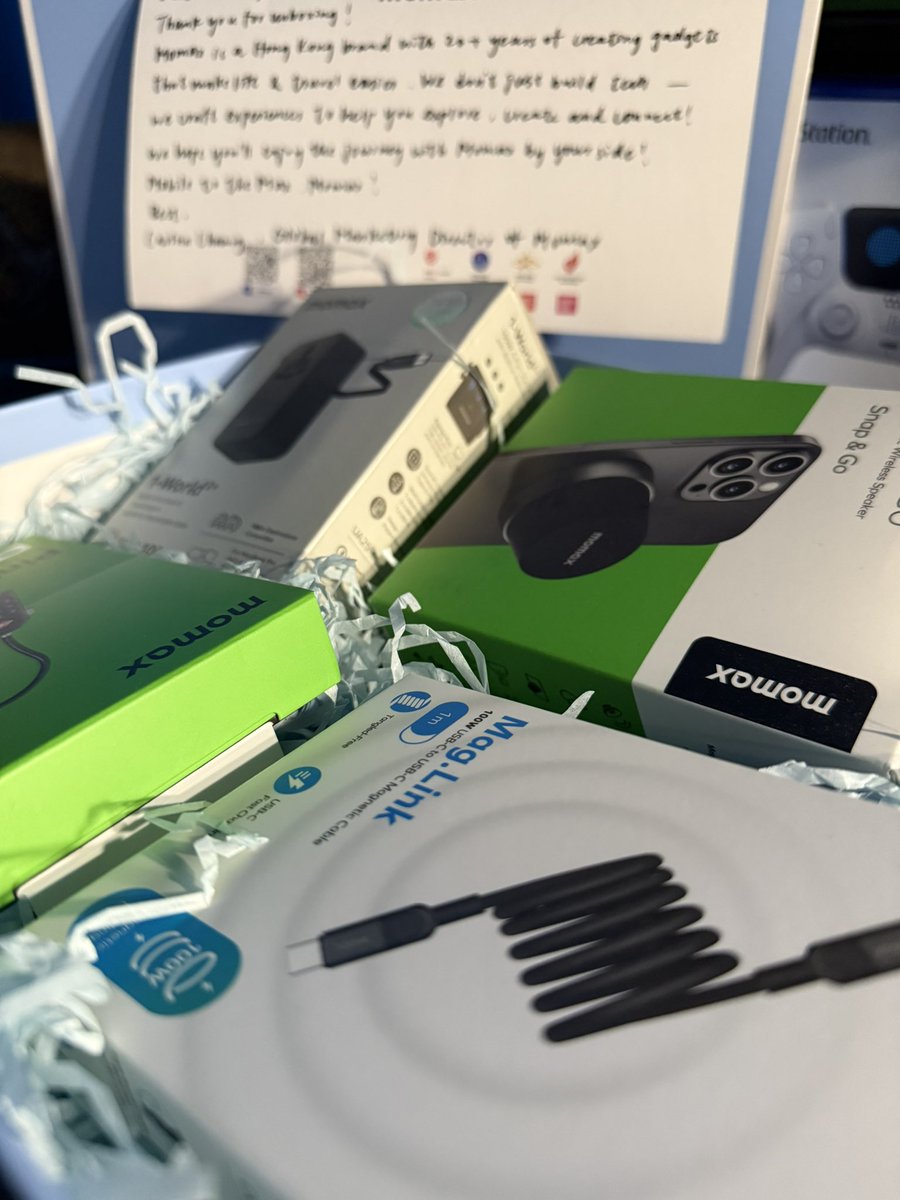 PressNatToStart's tweet image. Big shout out to @MOMAX_Official for this incredible care package 😍

So far I’m incredibly impressed with both the quality and performance 👌🏻🙌🏻

Check them out you won’t be disappointed. I’m loving their Snap &amp;amp; Go Speaker the most atm. ❤️

#Momax #affordabletech