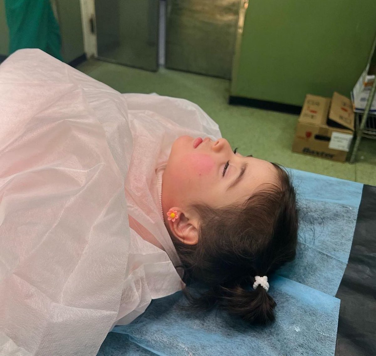 Bu çiçek küpeli küçük kızın ne suçu vardı?

Allah belanı versin İsrail!