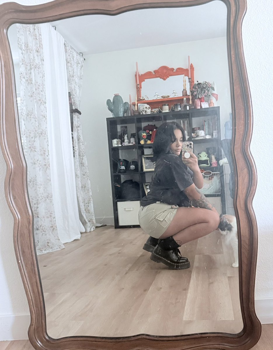 BBlittlestar's tweet photo. Loving my legs lately https://t.co/qIvzr4OU9S