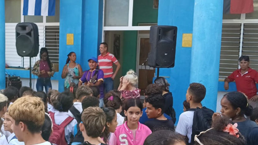 Realizan en Chambas cantata en solidaridad con el pueblo de #Venezuela. #CubaConVenezuela #LatirAvileño