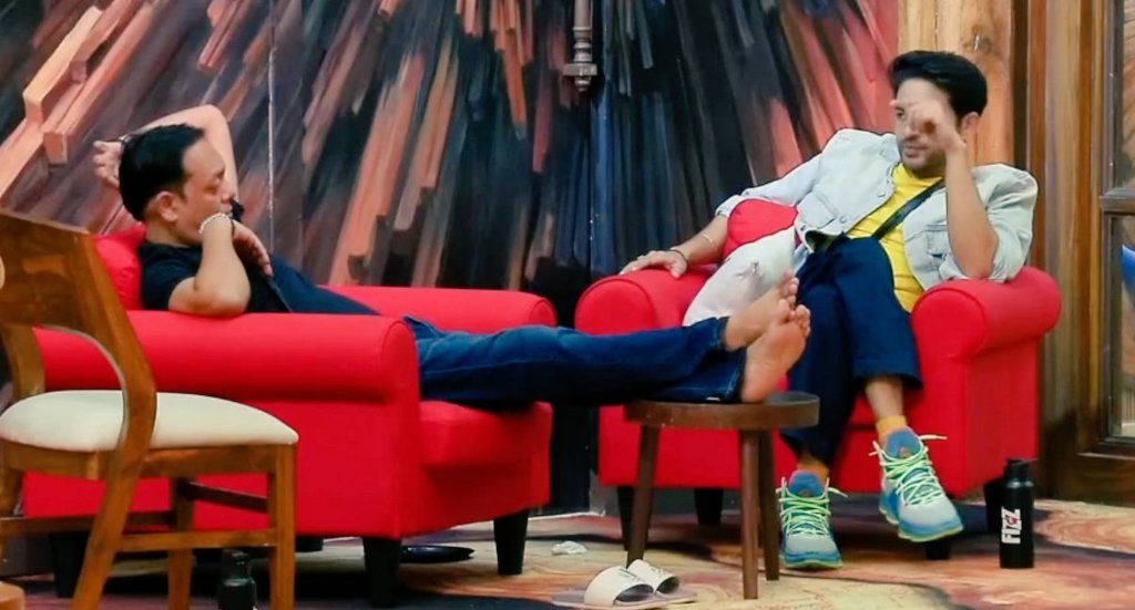 Being_romeli's tweet image. Gaurav to Mridul - &quot;abhi thodi der mein garma garmi ho jayegi, fir 3 ghante baithke khud hi hasenge&quot;

He always brutally exposes these licchhaad fake ppl and their selfmade nonsense fights just to make themselves visible

JANTA CRAVE FOR GAURAV
#Gauravkhanna #BB19 #BiggBoss19