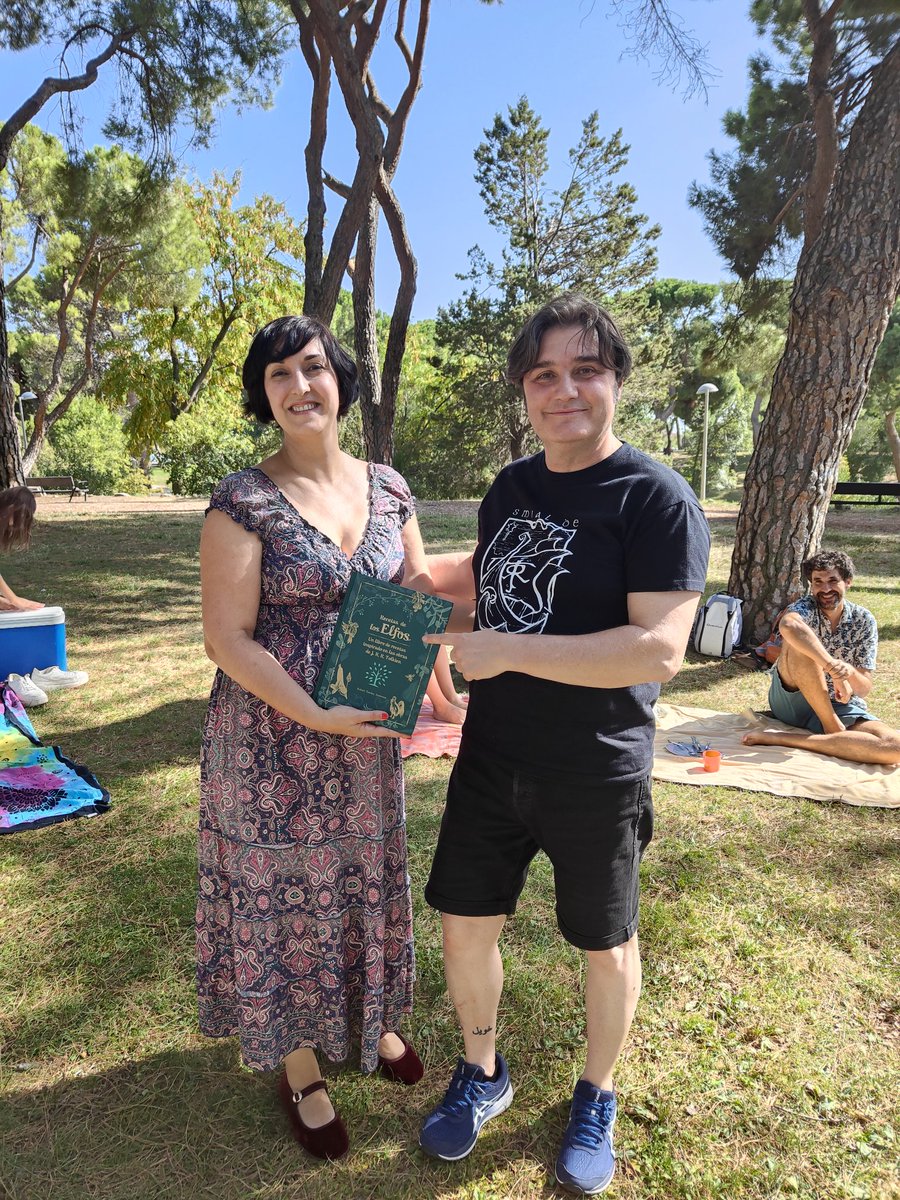 Algunas fotos de nuestro picnic hobbit por el Cumple de Bilbo y Frodo 🎂🧺🍎

#tolkien #smialste #picnic #hobbitday
