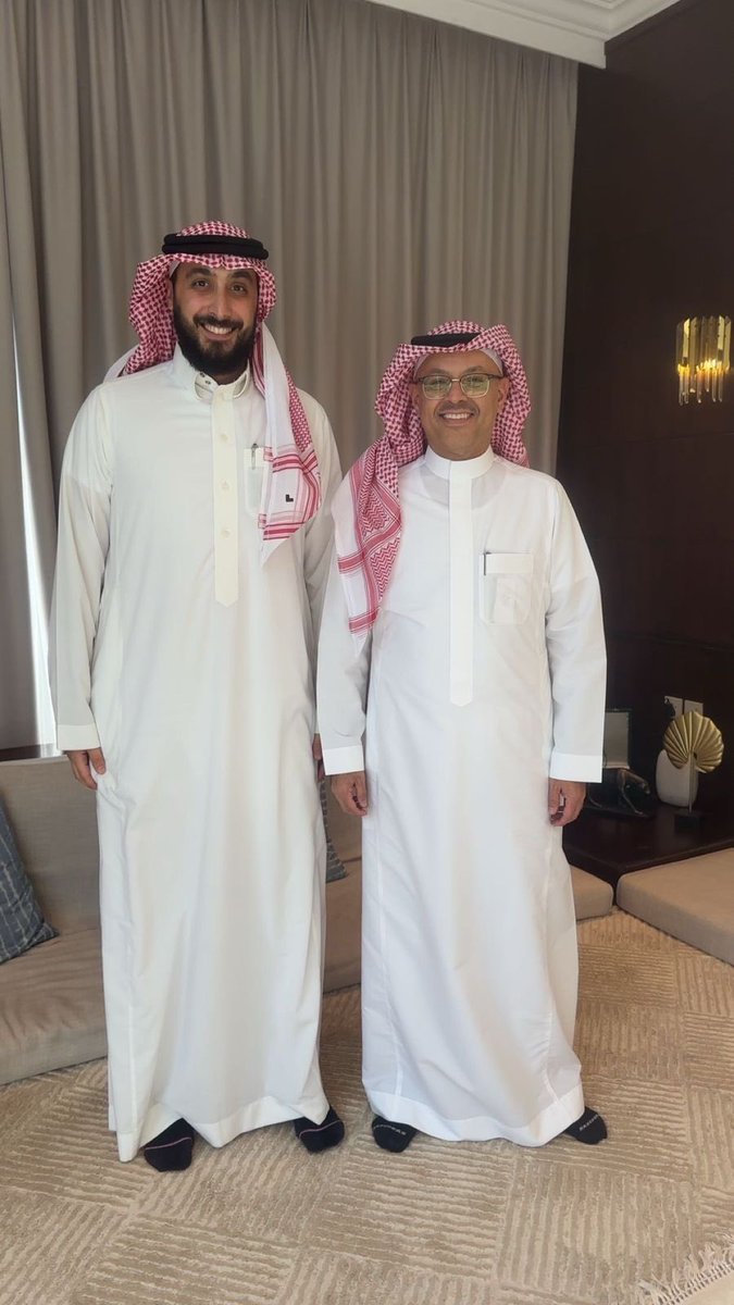 سَعِدتُ اليوم بلقاء سعادة المهندس /  وليد بن عبدالله السعدي، الرئيس التنفيذي للشركة الوطنية للنقل بالشركة السعودية للكهرباء، وذلك بضيافة الزميل / محمد الدهش .
ممتن بهذا اللقاء مع قامه يُثريك بخبرته الواسعه في مجال النقل .