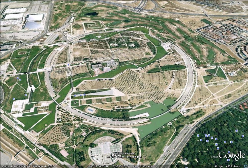 Vamos a dar un paseo por un parque. 
El que mas frecuento.  
Un paseo de mas de dos décadas que me ha permitido conocerlo en profundidad con sus virtudes y sus defectos. 
Va hilo sobre el Parque Juan Carlos I de Madrid.👇